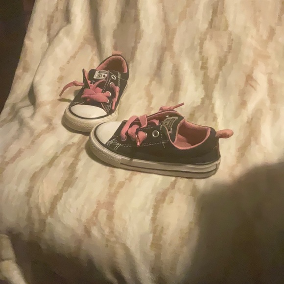 GIRLS PINK AND BLACK CONVERSE SIZE 7 - Picture 2 of 2